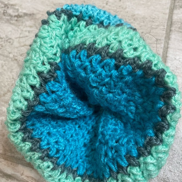 Crochet hat beanie with faux fur pompom - Picture 3 of 3